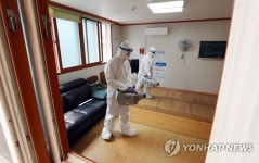 어르신 오래 기다리셨어요…3차 접종자 25일부터 경로당 간다