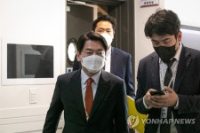 부친 위독 소식에 부산 향하는 안철수