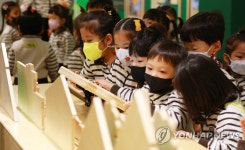 사라진 거리두기…친구들과 함께