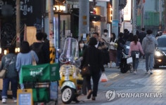 거리두기 해제 첫날, 부산 명륜1번가 북적