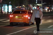 택시 대란에 차도에도 스스럼없이