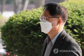 '위원장 사퇴·사무총장 공석' 굳은 표정으로 출근하는 박찬진 중앙선관위 사무차장