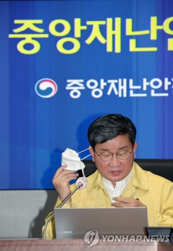 마스크 벗는 전해철 장관
