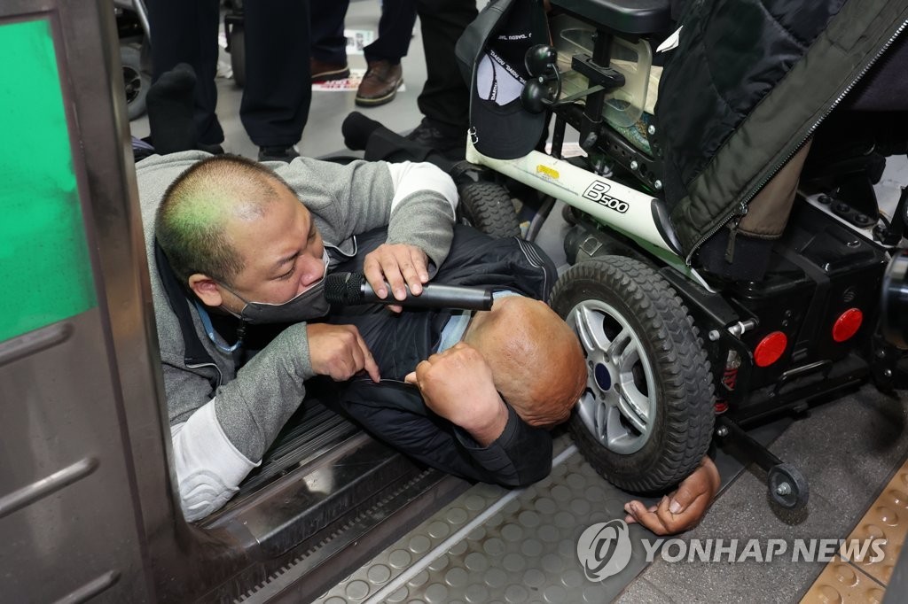 전장연, 1년여 만에 재개한 출근길 지하철 시위 아수라장으로 변모