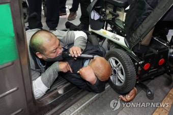 전장연, 지하철 시위 22일 만에 재개…2·3호선 1시간 지연(종합)