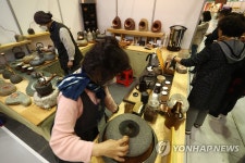 맷돌로 갈아 만드는 커피