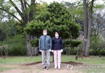 기념식수 후 기념촬영하는 문 대통령 내외