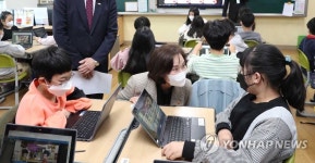 유은혜 부총리, 양산 증산초교 방문