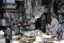 거리두기 해제 후 일상회복 기대감 생기는 황학동 주방거리