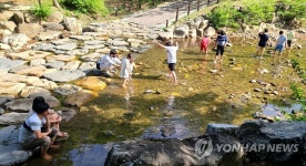 시원해요 일상 회복을 즐기는 어린이들