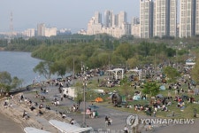 거리두기 해제 후 첫 주말...북적이는 한강공원