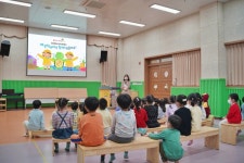 롯데푸드, 유치원생 거북이가 아파요 편지에 빨대없는 팩우유 출시