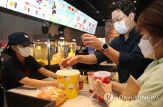 전북 영화관 취식 허용 첫날…다시 팝콘 먹으며 영화보네요