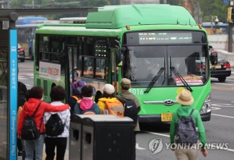 시내버스 창문에 총파업 예고 팻말