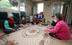 경로당 재개장…윷놀이 즐기는 어르신들