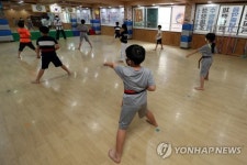 기합소리 대신 한숨만…아동스포츠시설은 아직 썰렁