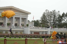 북한 김정은, 경축행사에 참가한 군 지휘관들 격려