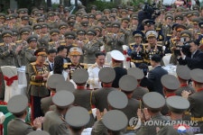 북한 김정은, 경축행사에 참가한 군 지휘관들 격려