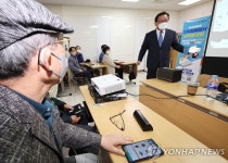 시니어 모바일 특강 참관하는 김부겸 총리