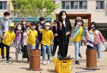 초등학교 창의적 체험활동 수업 참여한 유은혜 부총리