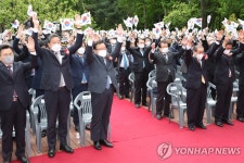 만세삼창 하는 김부겸 총리