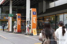 주유는 다음달에...한산한 주유소