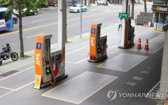 주유는 다음달에...한산한 주유소