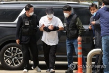 법정 향하는 우리은행 직원
