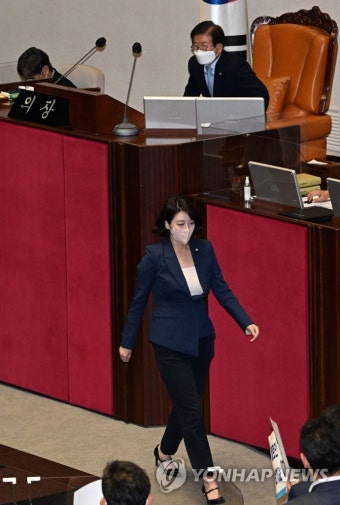 국회의장에게 인사 생략 후 퇴장하는 배현진
