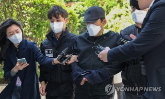 '614억 횡령' 우리은행 직원 동생, 공범으로 구속(종합)