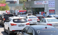 주유소에 줄 선 차량