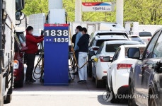 주유소에 줄 선 차량