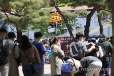 놀이동산 긴 대기 줄
