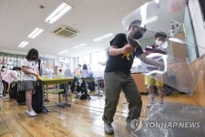 가림판 제거하는 학생들