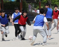 마스크 벗고 축구