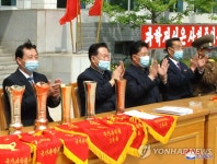 북한 당 간부들 근로자들과 5.1절 기념