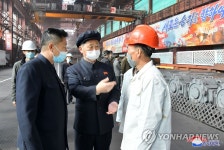 북한 당 간부들 근로자들과 5.1절 기념