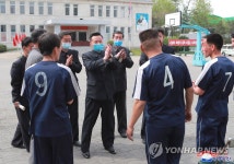 북한 당 간부들 근로자들과 5.1절 기념