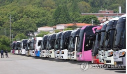놀이공원 주차장에 가득 찬 관광버스