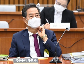 증인 답변 듣는 한덕수 총리 후보자