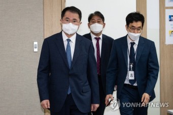 브리핑실 들어서는 여운국 공수처 차장