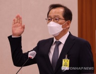 선서하는 조승환 후보자