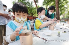 도예 체험하는 어린이들