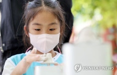 도예 체험하는 어린이들