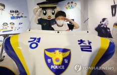 경찰오토바이에 앉아 충성!