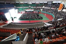 자료 보는 지원전략설명회 참석자들