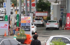유류세 인하 폭 확대 첫 주말… 주유하는 시민들