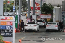 유류세 인하 폭 확대 첫 주말… 주유하는 시민들