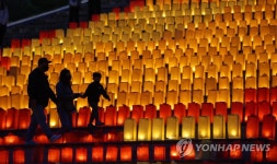 한지 등 앞에서 만드는 봄날의 추억