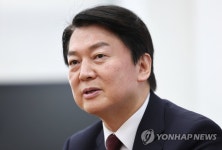 연합뉴스와 인터뷰하는 안철수 대통령직인수위원장